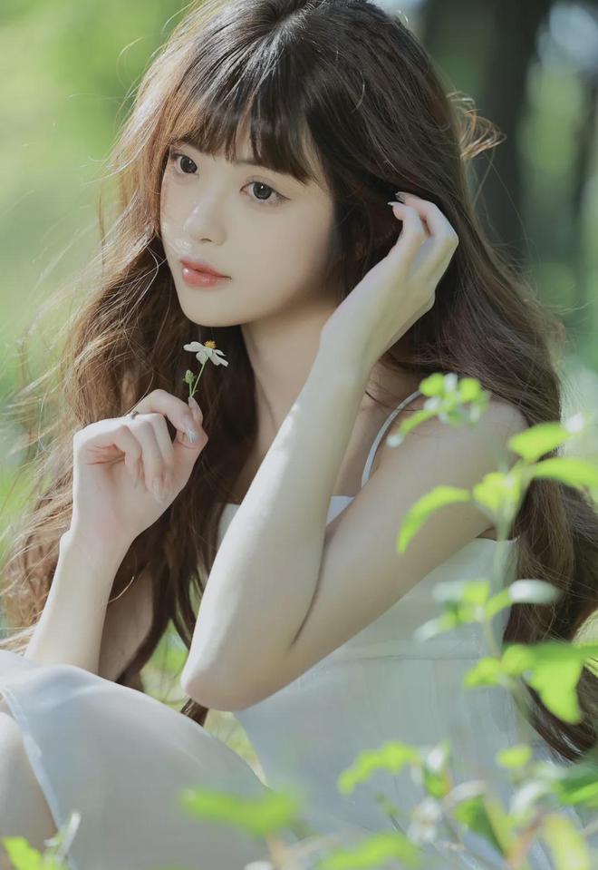 迈开腿坐下去的新葡京挽起裙子